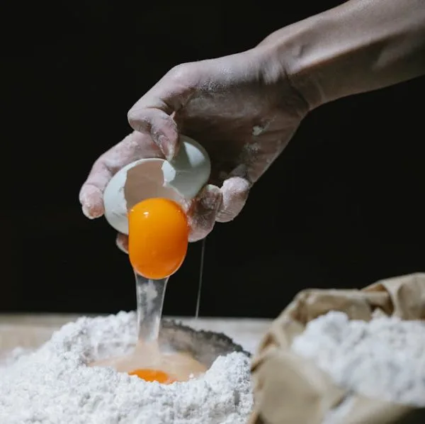 egg pouring to flour